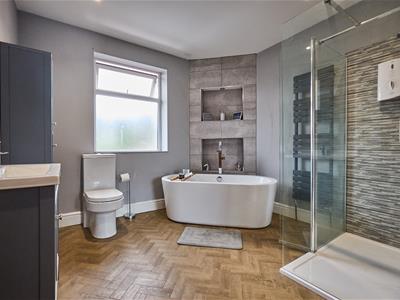 Family bathroom to side